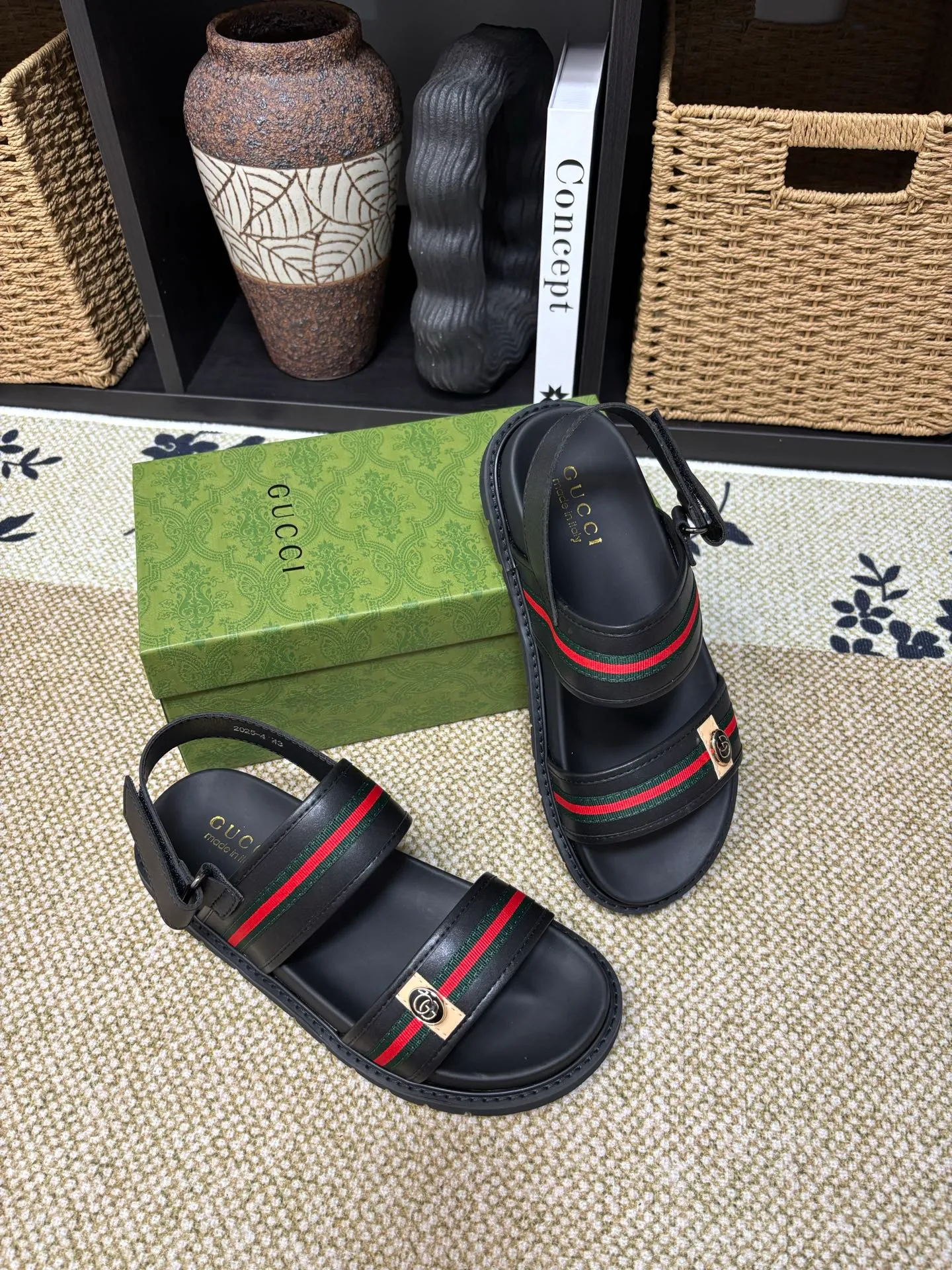 Factory 💰 300 yuan Gucci slippers] high-end men's shoes brand official website 1:1 latest masterpiece: original mold customization, the fabric is made of imported original materials, upgraded outsole, lighter and non-slip. The market's top quality, simple yet tasteful, a must-have for fashionistas, fashionable at your feet, full of confidence, the same style at the counter 👍The season of summer slippers is here. Code: 38-45 (45 customized)